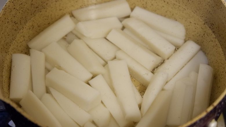 韩式辣炒年糕, 年糕放锅中煮开,然后盖上盖放置备用