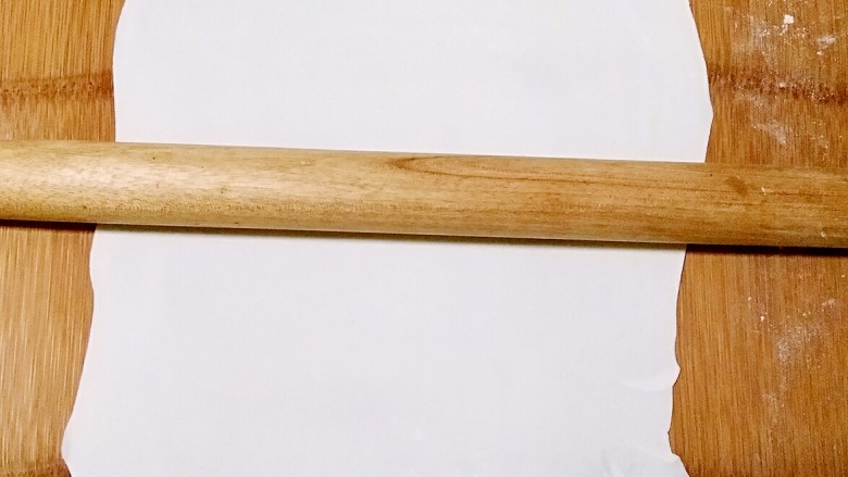 做饼+手抓饼,取一个面剂,擀开,尽量擀到最薄。(擀成什么形状都不要紧,不怕手残)