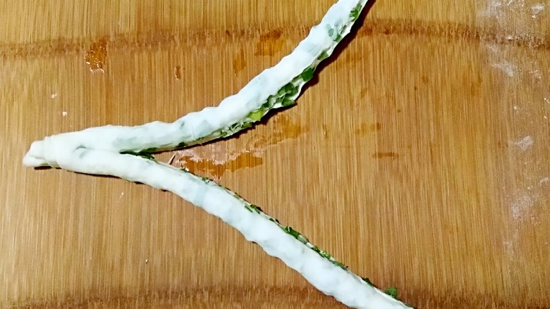 做饼+手抓饼,卷好后从中间切开,顶端留出一小部分不切断。