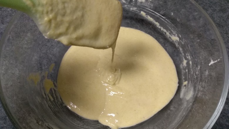 奶香玉米饼,翻拌成可以流动性,但是滴落后的纹路不会马上消失,放入一边备用