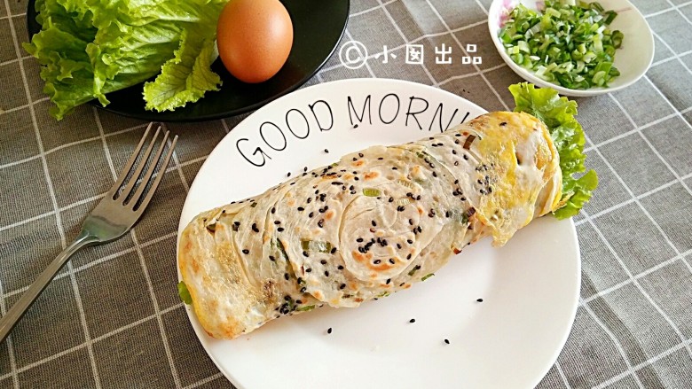 做饼+手抓饼,出锅后刷上自己喜欢的酱料(甜面酱,辣酱,番茄酱等),搭配自己喜欢的蔬菜(生菜,黄瓜等)和肉类(里脊肉,火腿肠,培根,肉松等)卷起来。
