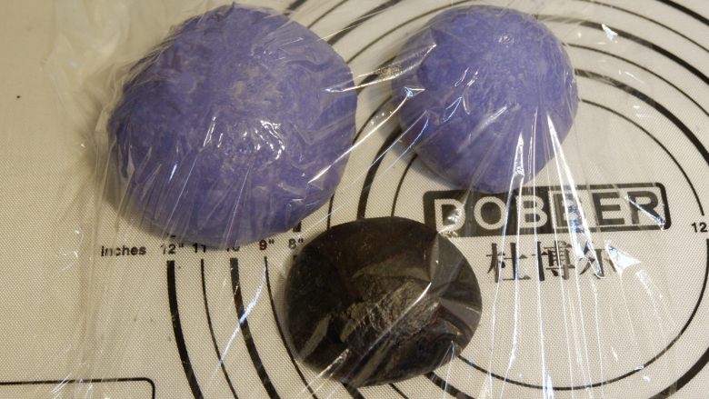 星空吐司(不用摔,不用搓,轻松出膜),剩余的面团用4,6的方式,分成2份。大约小面团180g,大面团270g