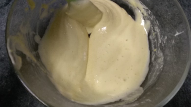 奶香玉米饼,流动性的面糊就好,滴落后不会立马消失纹路,这里提醒一下,不要太稀也不要太稠,太稀饼薄,太稠整形不好掌握。