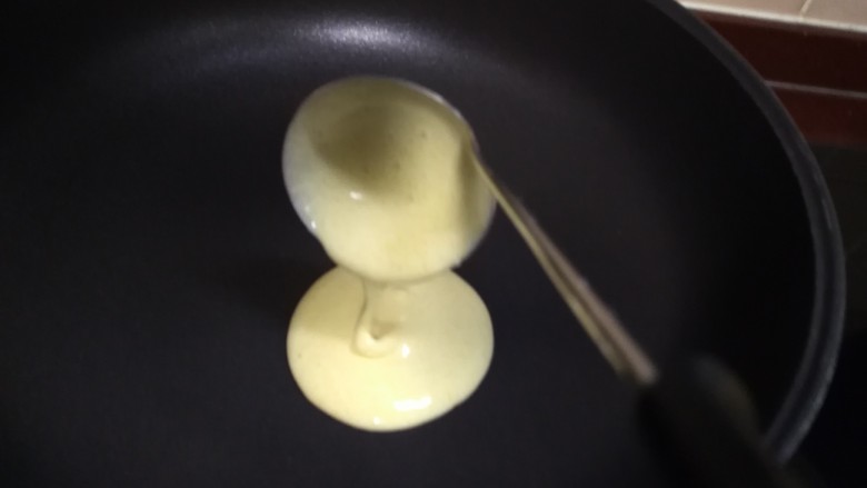 奶香玉米饼,煎锅小火预热一下,我用的是吃火锅小勺,舀一平勺面糊,缓快的流淌在锅中滴成一个圆形