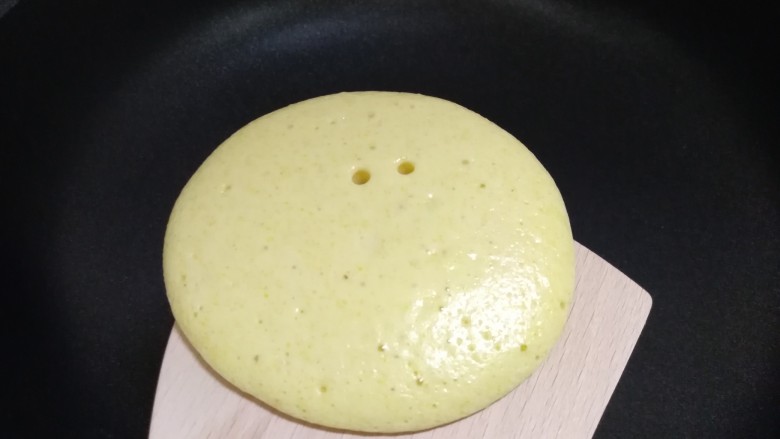 奶香玉米饼,等到表面都出现小气泡时再翻面,只要感觉要用铲子从边缘能铲起,并且可以滑动就可以翻到另一面继续煎