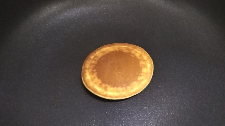 奶香玉米饼,我是没盖盖子煎的,翻面之后再继续煎50秒左右,如果盖上盖子大约30秒就可以了