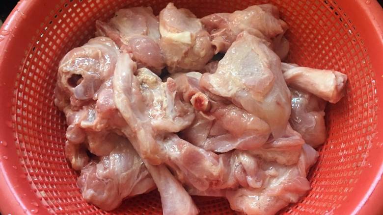 家常红烧小羊肉,羊肉切块,不要太小;