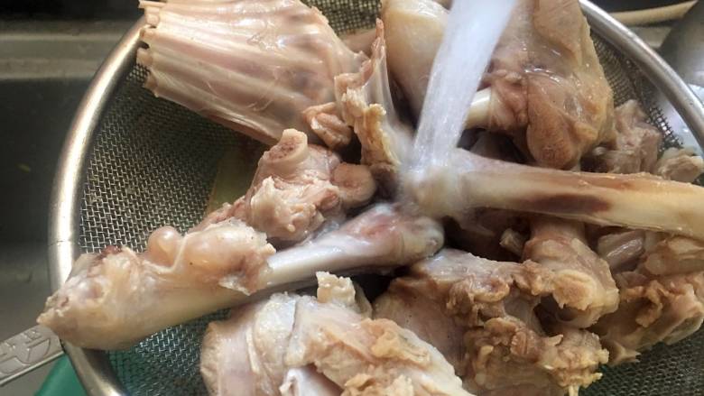 家常红烧小羊肉,捞出,用流动的水冲洗干净,沥干水分;