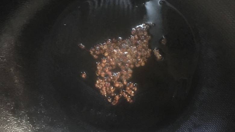 家常红烧小羊肉,热油锅,下入花椒,小火炸一下(不喜欢咬到花椒的可以捞出花椒);