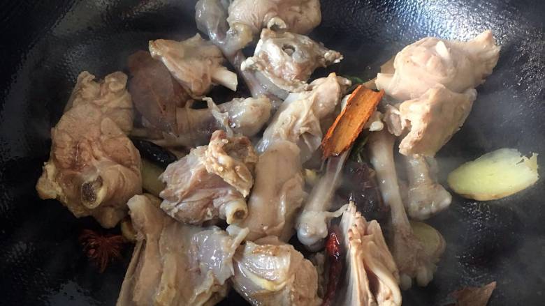 家常红烧小羊肉,放入焯好的羊肉,翻炒,加料酒继续翻炒;