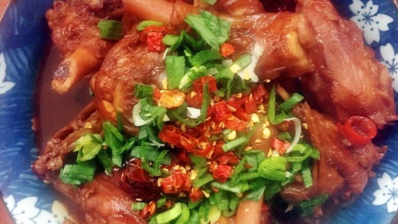 家常红烧小羊肉,最后,调味,撒上姜末、辣椒末、青蒜末即可。