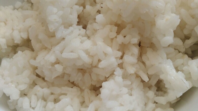 火腿炒米饭,倒油加入葱,姜,先中火炒米饭再转小火,,,
