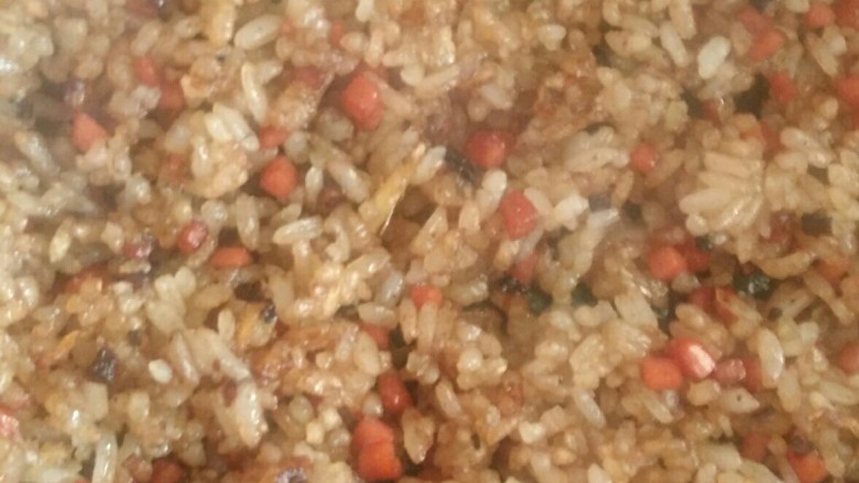 火腿炒米饭,用小火大概10秒中翻一次锅...炒至金黄色即可出锅!