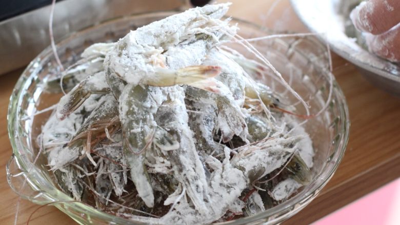 我的轻奢煮艺-香辣干锅虾。,2.虾裹上玉米淀粉,备用。