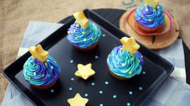 纸杯蛋糕——星空Cup Cake✨,奶油挤到纸杯蛋糕上,再用小星星进行装饰。
设计这款甜点的灵感来源于梵高那副著名的星空,浓郁的色彩和漩涡般的构图让人看久了似乎会不由自主地陷进去。现在,同样的色彩和同样的螺旋状,你想要陷入这甜蜜的星空里么?