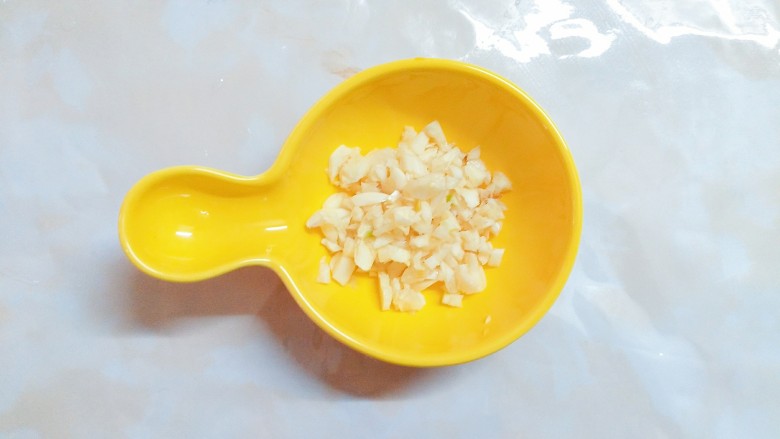 凉拌腐竹节,<a style='color:red;display:inline-block;' href='/shicai/ 2794'>大蒜</a>剁成沫!