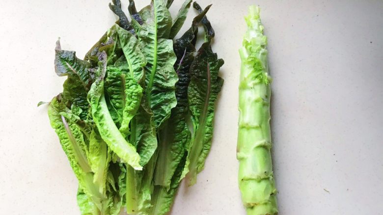 一菜二吃-凉拌爽脆莴笋叶,买来的莴笋,特别新鲜,把叶子掰下来