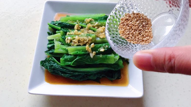 一菜二吃-凉拌爽脆莴笋叶,撒上白芝麻,凉拌莴笋叶就完成了