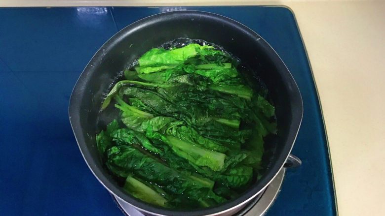 一菜二吃-凉拌爽脆莴笋叶,煮的时候别加盖,煮至颜色翠绿