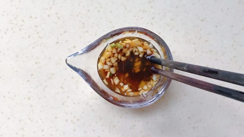 一菜二吃-凉拌爽脆莴笋叶,用筷子搅拌均匀,一定要拌到白糖粒溶化为止