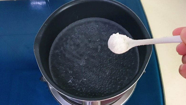 一菜二吃-凉拌爽脆莴笋叶,锅里放水煮开,加入一勺盐,这样煮好的莴笋叶颜色才会碧绿好看