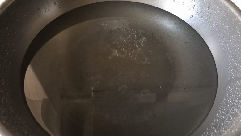 香辣卤鸡胗,锅内加适量水,开火
