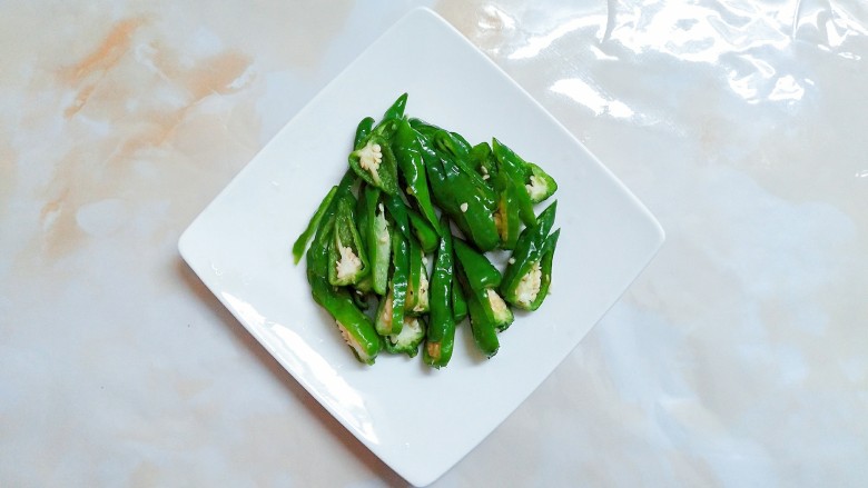 小炒卤猪嘴肉,把<a style='color:red;display:inline-block;' href='/shicai/ 10089'>青辣椒</a>切成斜条!