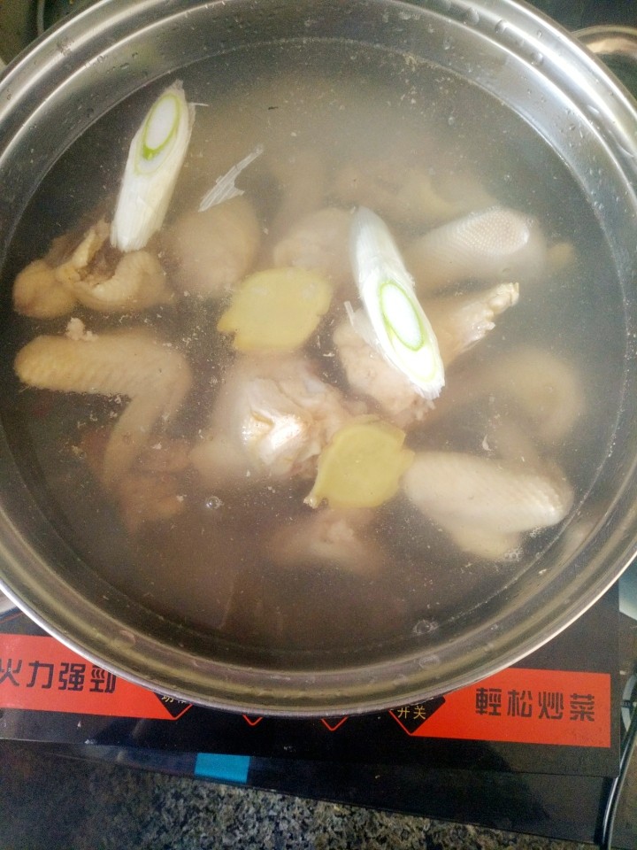 冬日暖心鸡汤,换水:锅中有杂质的水倒掉,换一盆新的热水。