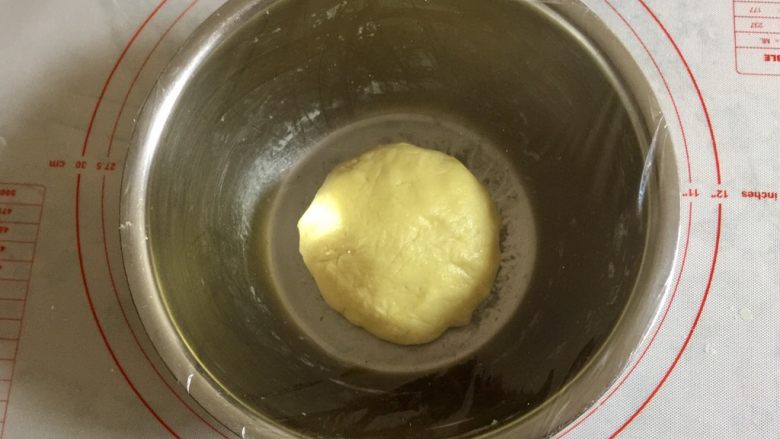 小熊扁桃仁饼干,然后用手和成面团,盖上保鲜膜松弛15分钟,如果气温较高,可以放入冰箱。
