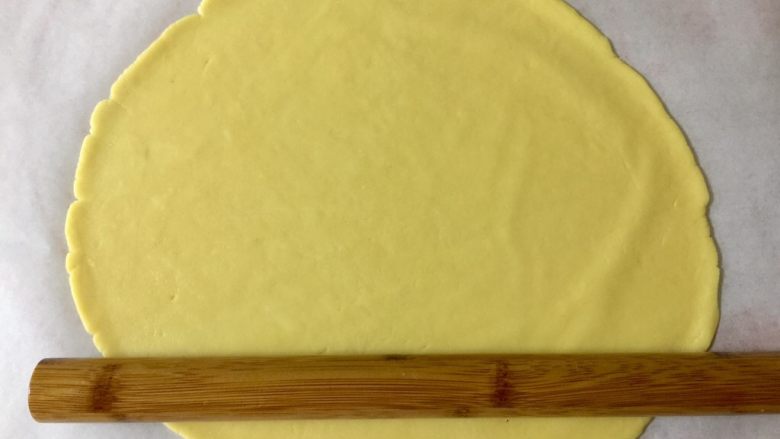 小熊扁桃仁饼干,然后用手和成面团,盖上保鲜膜松弛15分钟,如果气温较高,可以放入冰箱。