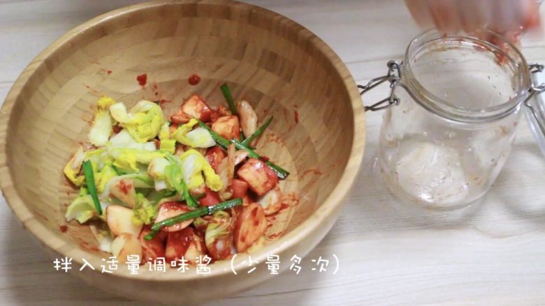 快手版泡菜,拌入适量的泡菜调味酱(一定要少量多次加入)