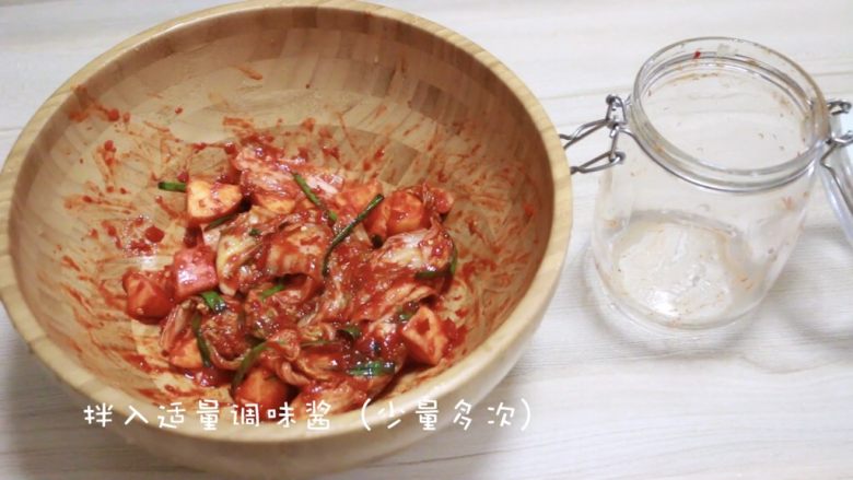 快手版泡菜,拌入适量的泡菜调味酱(一定要少量多次加入)