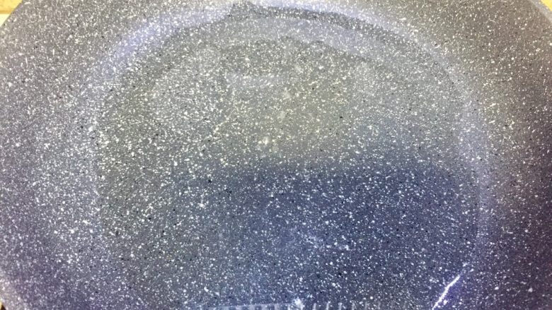 春天的色彩~美腻逗虾圈,中火,锅里倒入葵花油