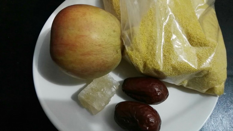 #百变水果#苹果红枣小米粥,准备好的食材。