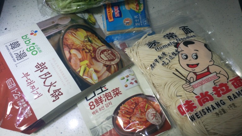 部队火锅,超市买的部队火锅料因为不太浓,所以加了一包泡菜