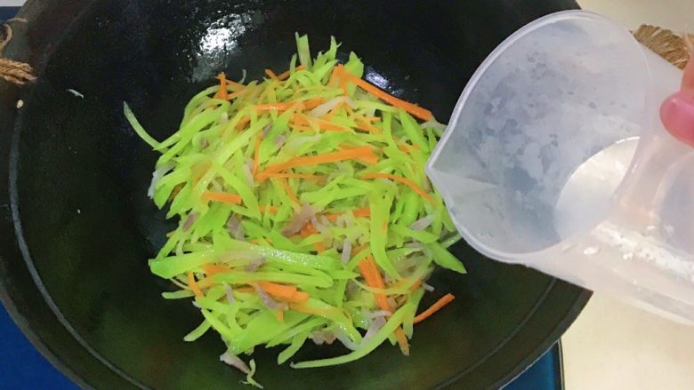 一菜二吃-腊味清香炒莴笋,倒入适量的清水煮开