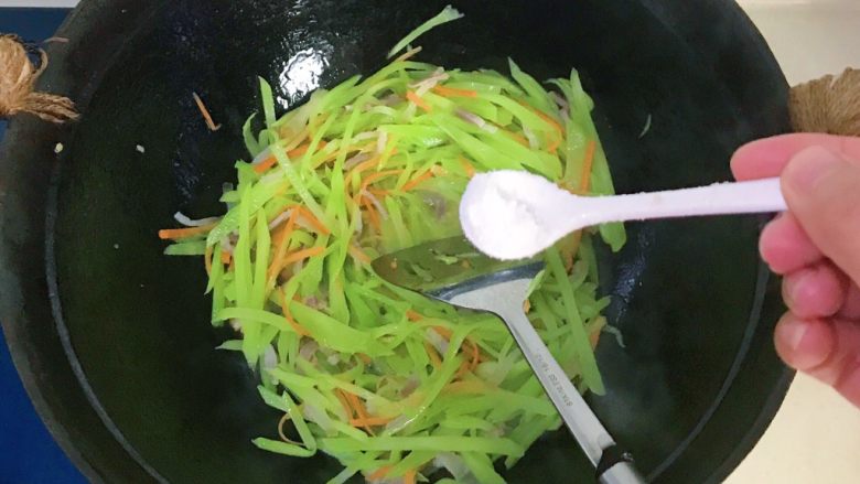 一菜二吃-腊味清香炒莴笋,加入少许盐,因为腊肉会有咸味炒出来,所以盐别放太多