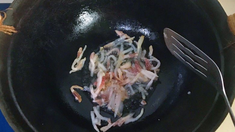 一菜二吃-腊味清香炒莴笋,炒至变色出油,腊肉炒起来太香了,咽口水了