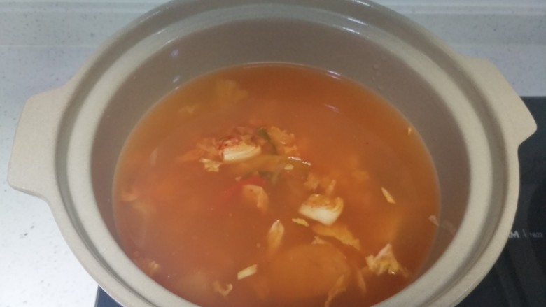 部队火锅,汤底浓一点里边加上少量<a style='color:red;display:inline-block;' href='/shicai/ 219'>牛奶</a>，加上<a style='color:red;display:inline-block;' href='/shicai/ 2863'>辣白菜</a>和辣酱