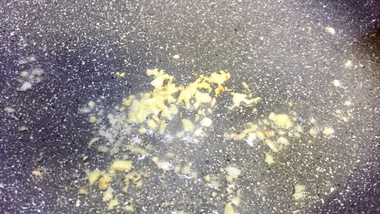 春天的色彩~美腻逗虾圈,油温六成热放入姜末,炒香