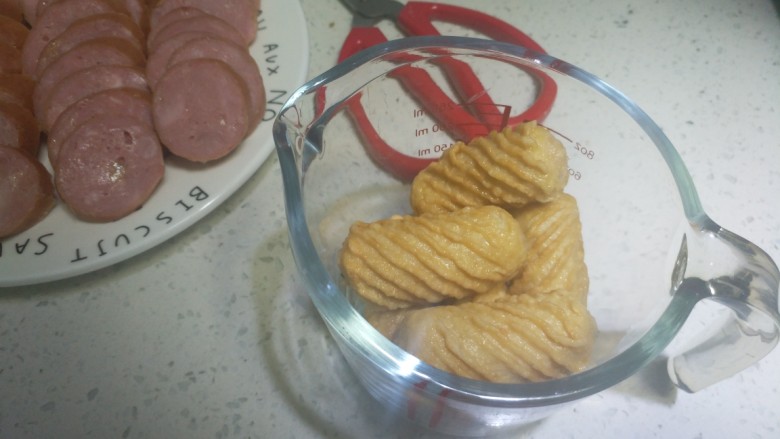 部队火锅,鱿鱼棒洗净备用