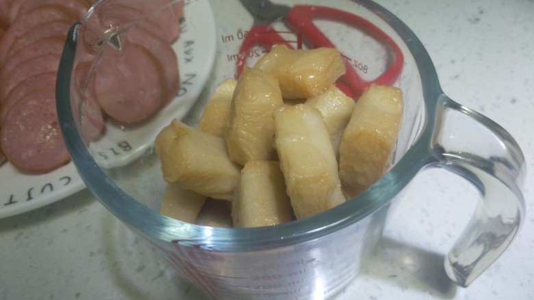部队火锅,<a style='color:red;display:inline-block;' href='/shicai/ 1619'>鱼豆腐</a>洗净备用