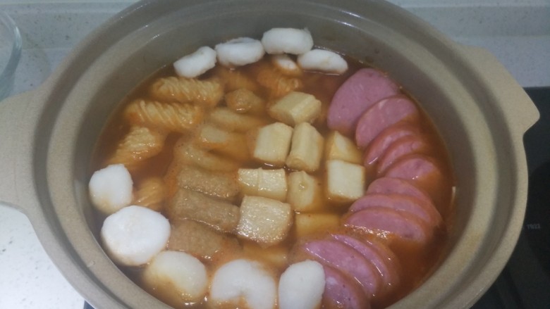 部队火锅,把所有食材都放入锅里开小火