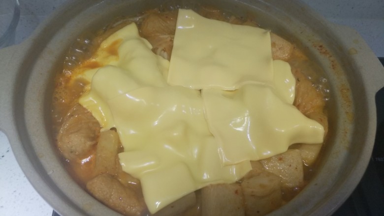 部队火锅,开锅后把芝士片放入锅中