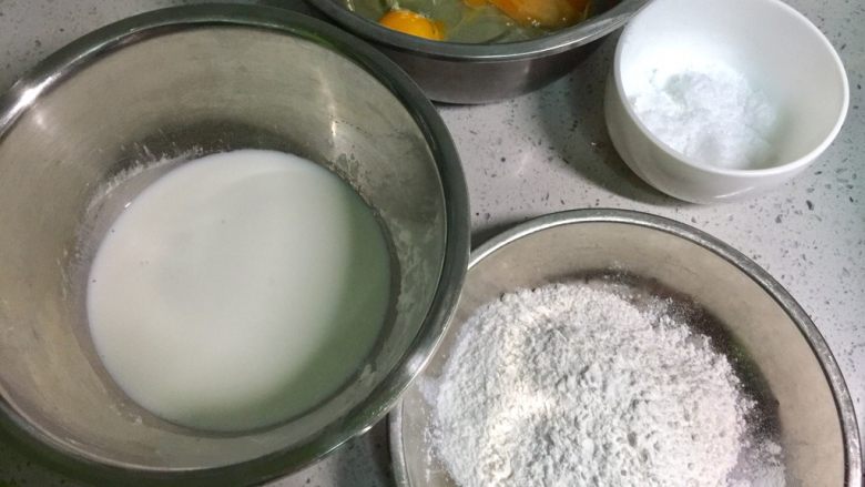 无油原味松饼,准备好食材,因为是做给两个孩子吃,妹妹还不到两岁,肠胃还很娇嫩,所以食材尽量简单。