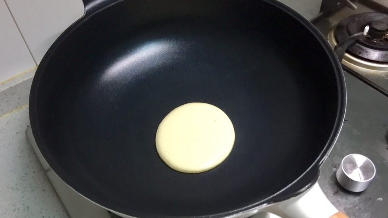 无油原味松饼,保持小火,慢煎,每勺面糊的量保持一致,保持每张松饼大小一致。