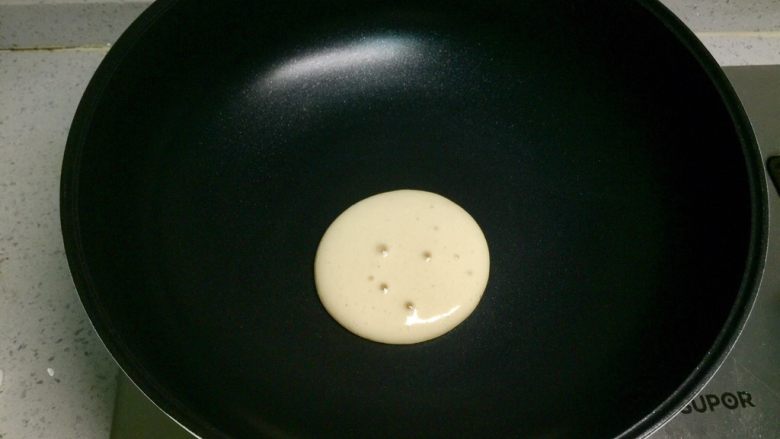 无油原味松饼,待饼面上出现大气泡的时候,松饼底部就已经凝固了,可以借助木铲翻面。