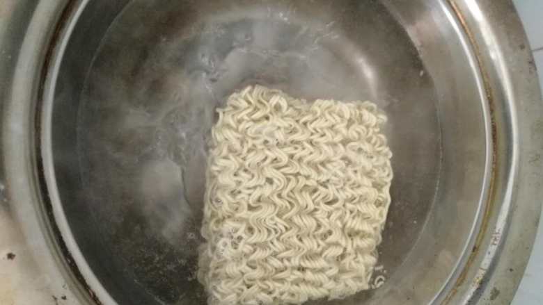 麻汁拌面,开锅热水,待水开后下入面饼