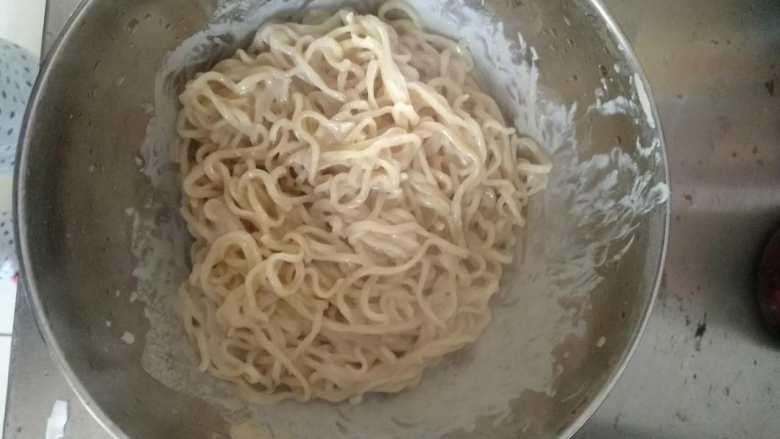 麻汁拌面,放在大碗中和麻汁拌匀,加入少许味极鲜和陈醋拌匀,再加入少许<a style='color:red;display:inline-block;' href='/shicai/ 847'>香油</a>提味