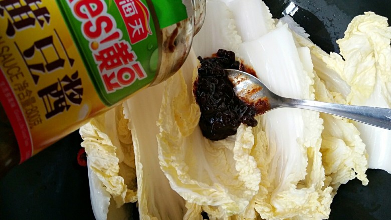 卜卜蚬――听声音就食欲全开，噗噗噗香到没边儿！,放娃娃菜、<a style='color:red;display:inline-block;' href='/shicai/ 4510'>黄豆酱</a>、<a style='color:red;display:inline-block;' href='/shicai/ 135354'>味极鲜酱油</a>、<a style='color:red;display:inline-block;' href='/shicai/ 721'>蚝油</a>、<a style='color:red;display:inline-block;' href='/shicai/ 718'>料酒</a>下锅。